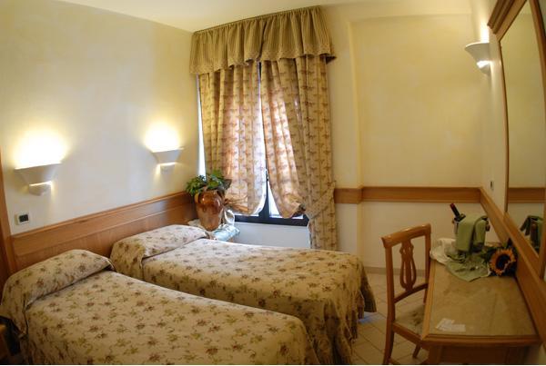 Hotel Pace San Giovanni Rotondo Quarto foto